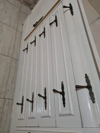 Armario antiguo de madera y cristal