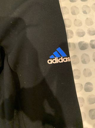 Pantalones deportivos negros y azules