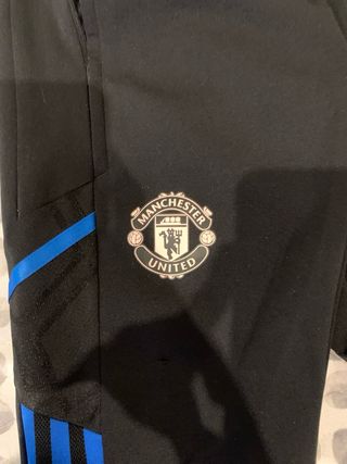 Pantalones deportivos negros y azules