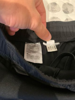 Pantalones deportivos negros y azules