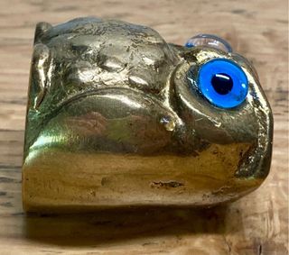 Búho de bronce antiguo con ojos azules