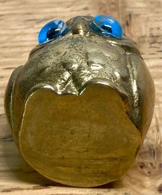 Búho de bronce antiguo con ojos azules