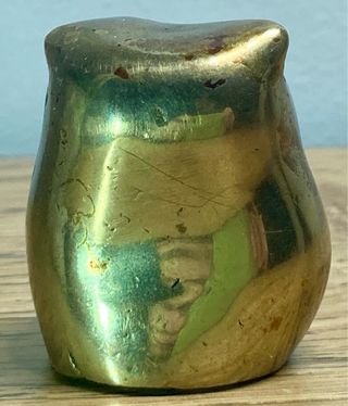 Búho de bronce antiguo con ojos azules