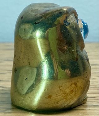 Búho de bronce antiguo con ojos azules