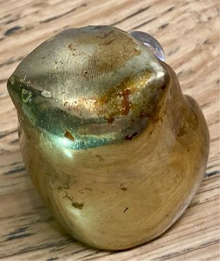 Búho de bronce antiguo con ojos azules