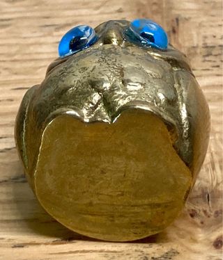 Búho de bronce antiguo con ojos azules