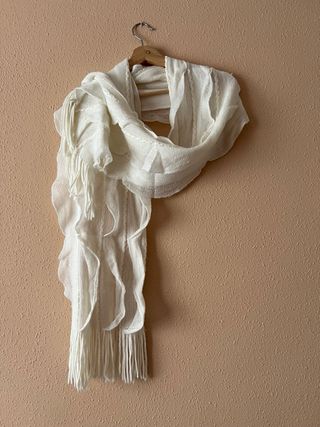 Bufanda blanca volantes y flecos
