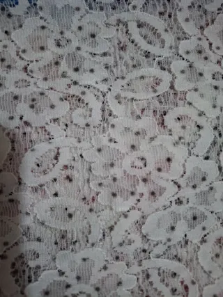 Blusa encaje blanco roto lunares diminutos en gris