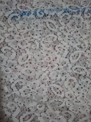 Blusa encaje blanco roto lunares diminutos en gris