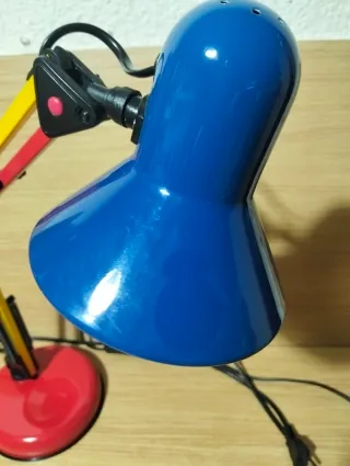 Lámpara flexo multicolor.
