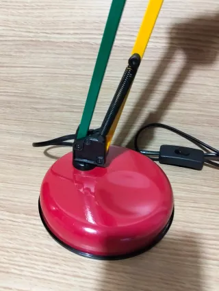 Lámpara flexo multicolor.