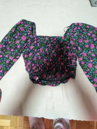 Blusa floral negra y rosa