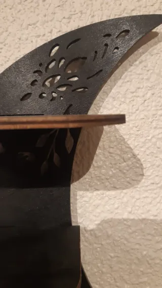 Estantería de madera con forma de luna
