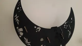 Estantería de madera con forma de luna