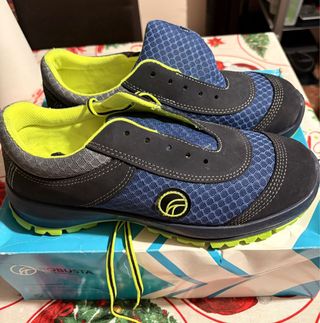 Zapatos de seguridad azules y verdes