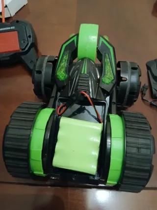 Coche teledirigido acrobático