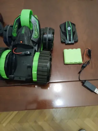 Coche teledirigido acrobático