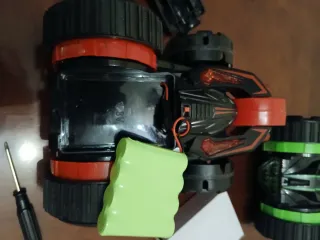 Coche teledirigido acrobático