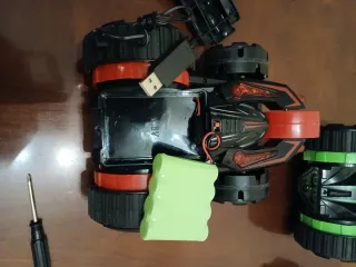 Coche teledirigido acrobático