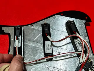 Battipenna Stratocaster con pickup EMG