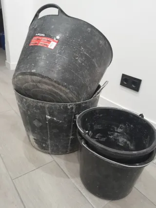 Cubos de obra y herramientas