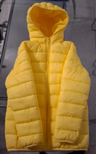 Chaqueta de plumas amarilla. Talla 10 años