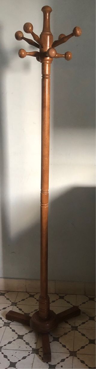 Perchero de madera estilo clásico
