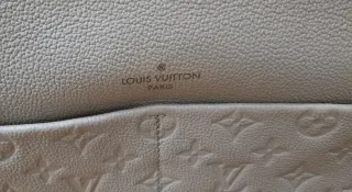 Bolso Louis Vuitton Beige Piel Grabada