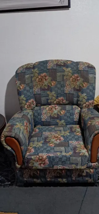 2 sillones floral azul y un sofá a juego