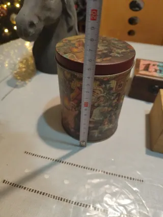 Bote metálico  dibujo navidad y cajas de madera