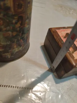 Bote metálico  dibujo navidad y cajas de madera