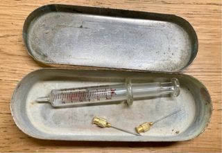 Caja antigua jeringuillas