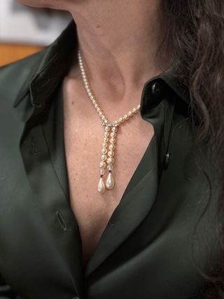 Collar de perlas tipo corbata