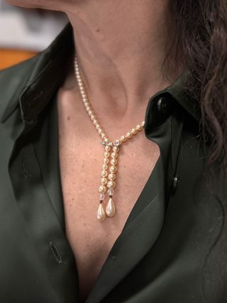 Collar de perlas tipo corbata