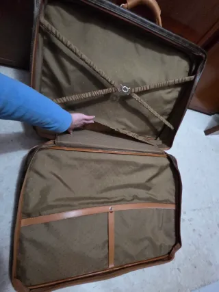 Maleta de piel vintage con ruedas