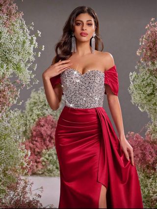 Vestido de gala rojo y plateado