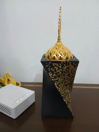 Quemador de incienso árabe dorado y negro