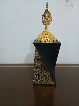 Quemador de incienso árabe dorado y negro