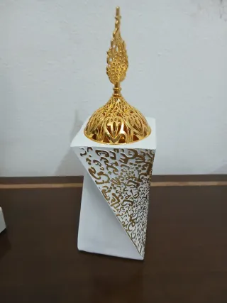 Quemador de incienso árabe dorado y negro