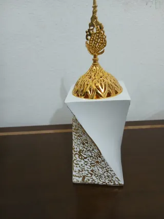 Quemador de incienso árabe dorado y negro