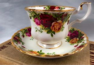 Royal Albert Tazze e Piattini Fiori Rossi
