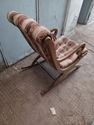 Mecedora de nogal con tapizado floral No se envia