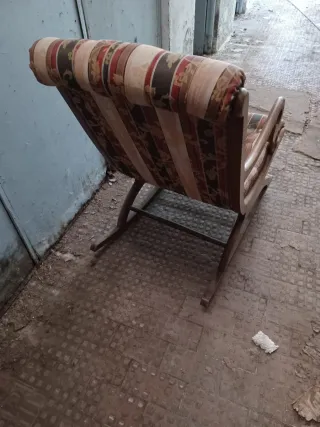 Mecedora de nogal con tapizado floral No se envia