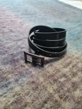 Cinturón negro con hebilla cuadrada