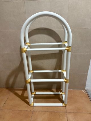 Estantería blanca y dorada de plástico