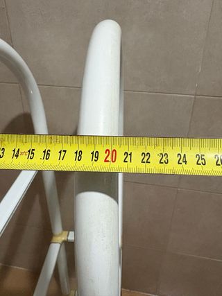 Estantería blanca y dorada de plástico