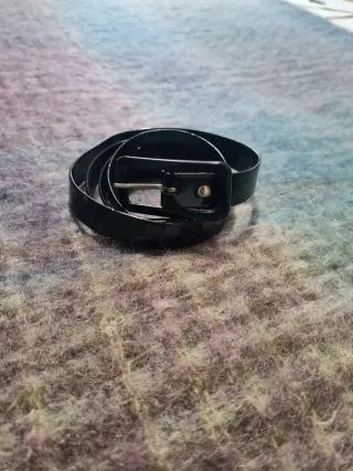 Cinturón negro charol hebilla plateada