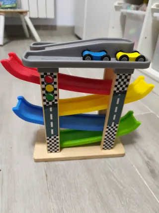 Rampa de coches de madera