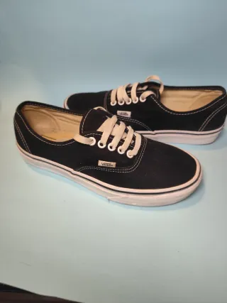Zapatillas Vans Negras y Blancas