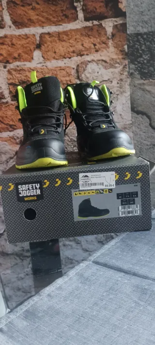 Zapatos de seguridad Safety Jogger negros y verdes